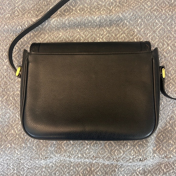 Elegant Black Crossbody with Gold Details - Picture 4 of 9